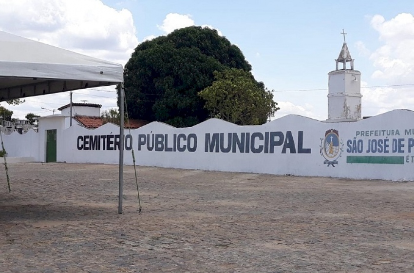 Prefeitura de São José de Piranhas realiza trabalho de limpeza nos cemitérios públicos