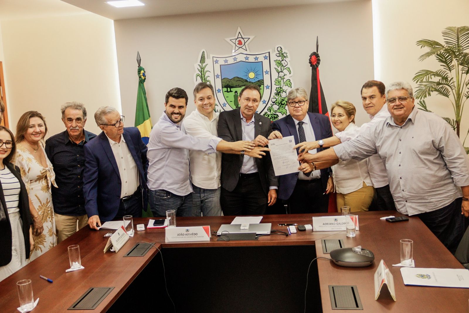 Prefeito Célio da Usina participa de cerimônia de autorização da ordem de serviço para asfaltamento da estrada Uiraúna/Vieirópolis