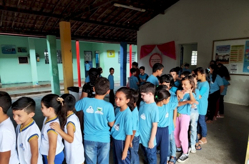 Primeira alimentação: Alunos de Vieirópolis estão sendo beneficiados com refeição ao chegarem nas escolas
