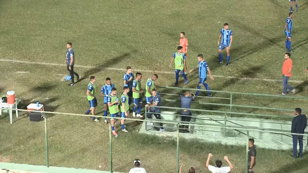 Confusão entre os jogadores do Maracanã e o árbitro é alvo da imprensa Nacional. O Sousa venceu o jogo por 3 a 2