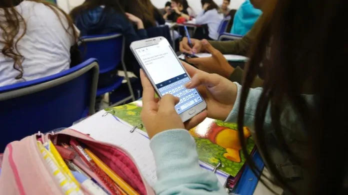 Comissão aprova PL que proíbe o uso de celular em escolas