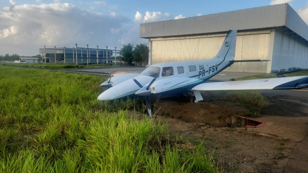 Avião Isis
