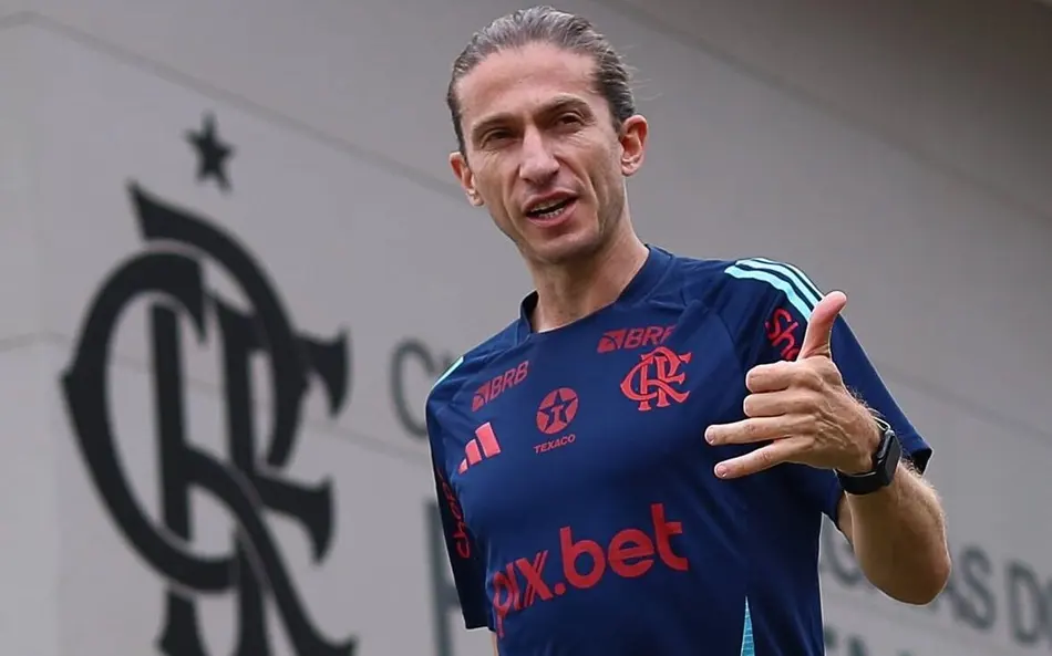 Felipe Luiz fica