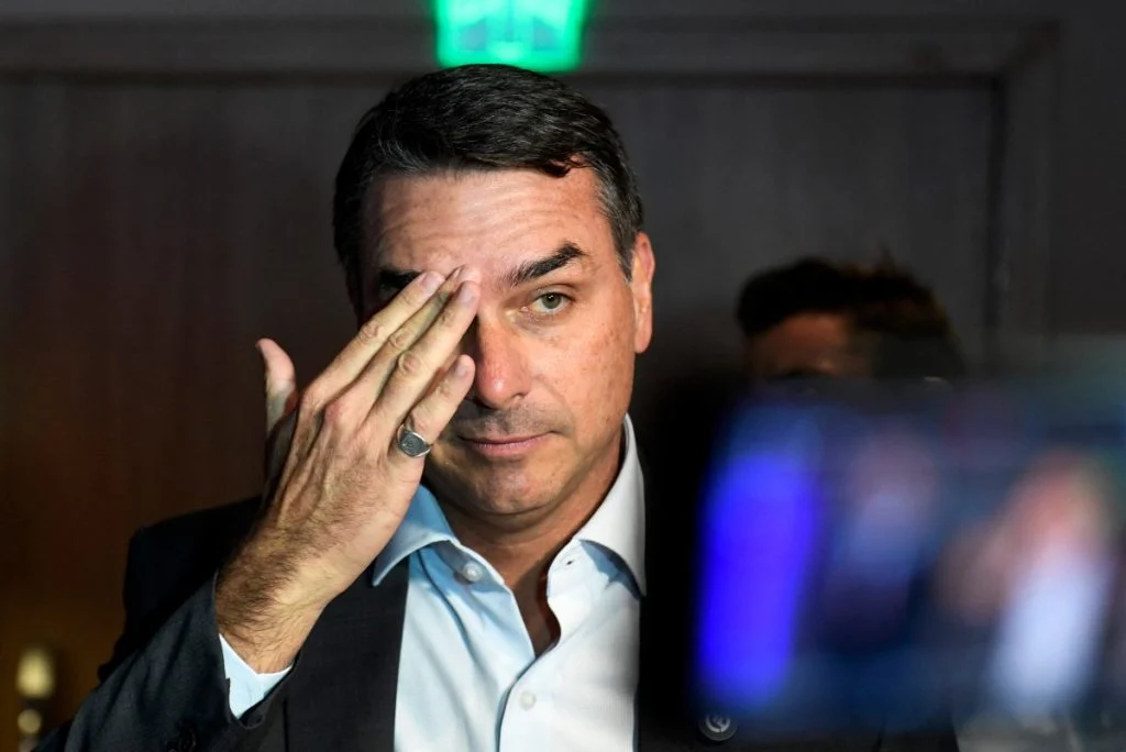 Flávio fugiu